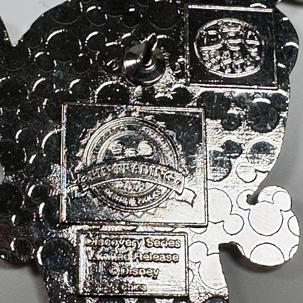 Disney pin dee
